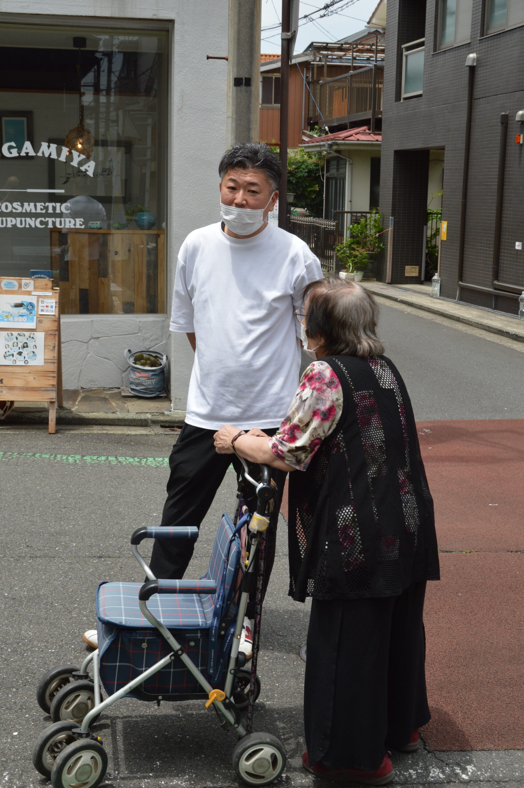 来訪者と交流をする職員
