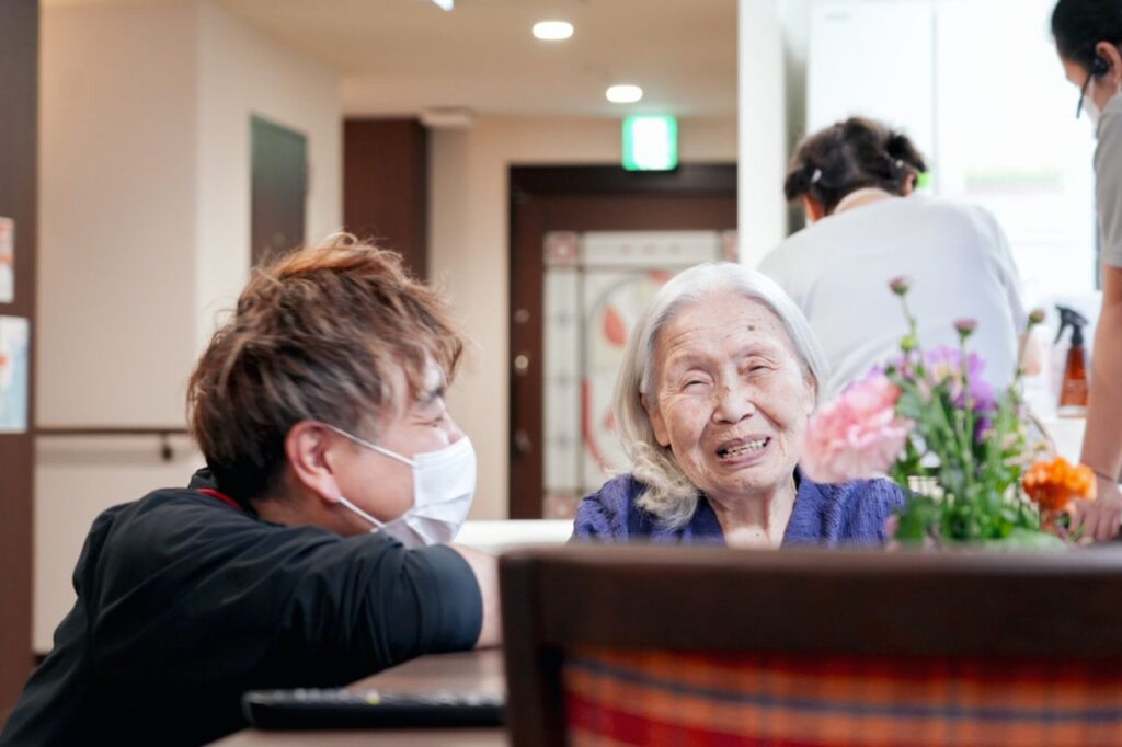 笑顔の職員と入居者様