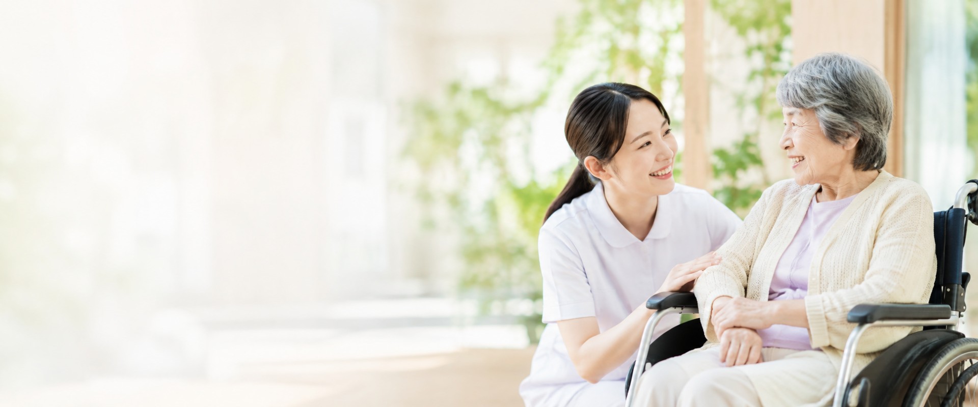 介護士と入居者の様子